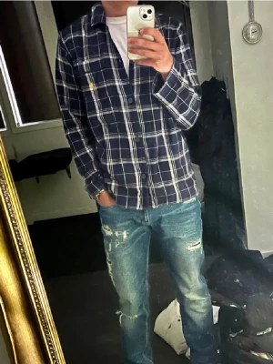  Overshirt från Ralph Lauren - Snygg och sällsynt overshirt från Ralph Lauren. Bra kvalitet och passform. Perfekt för en avslappnad men ändå stilren look. Perfekt för våren