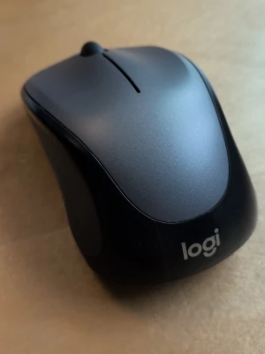 Svart trådlös mus från Logitech - Snygg och smidig svart trådlös datormus från Logitech med ergonomisk form och matt finish. Perfekt för både gaming och vardagsbruk, enkel att ta med sig och passar alla datorer med USB-mottagare.