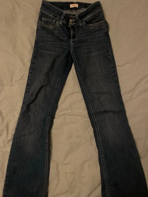 low waist bootcut jeans - säljer dessa Nelly jeans då de inte kommer till användning, finns lite skavanker som visas på bilderna men annars är de bra💗. köpta för 699kr