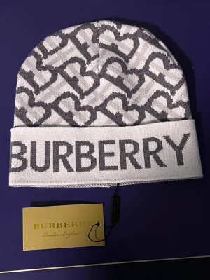 Burberry mössa - Nyskick 