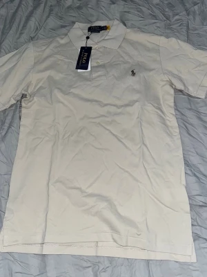 Beige pikétröja från Polo Ralph Lauren - Klassisk beige pikétröja från Polo Ralph Lauren, toppenskick. 🛑Skriv vid funderingar.                  🛑Snabb affär=kan gå ner i pris
