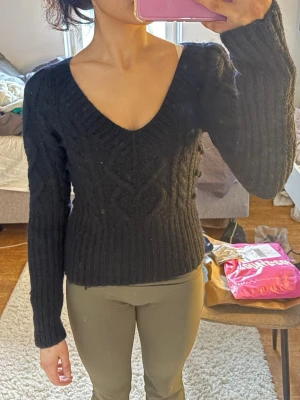 Svart kabelstickad tröja med v-ringning - Aldrig använd 