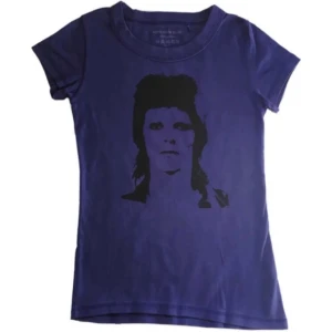 Mörklila David Bowie band tröja/ graphic tee/ T-shirt med tryck, rock/ 60tal/ 60s/ 70tal/ 70s/ hippie/ alt/ vårkläder  - Mörklila T-shirt med svart David Bowie tryck på! 100% bomull, Står L men passar mer S/M
