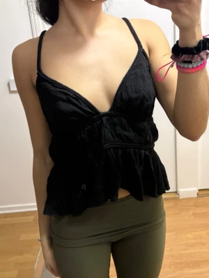 Svart volang topp med smala band - Söt sommar topp S/M