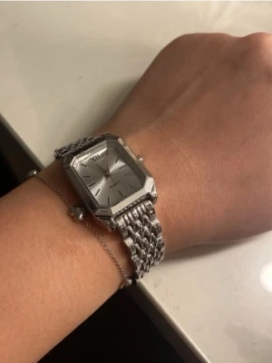 Silverfärgad klocka från Seiko - Stilren klocka i silverfärg med fyrkantig urtavla och romerska siffror. Länken är i metall och har en klassisk design som passar till många olika stilar. Perfekt accessoar för dig som gillar tidlös elegans❤️