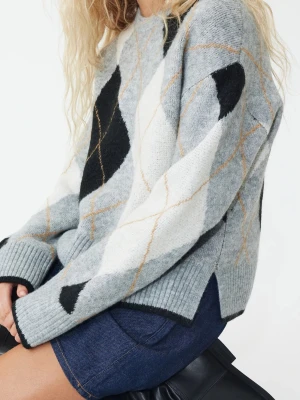 Grå argyle stickad tröja - Snygg stickad tröja i grått med klassiskt argyle-mönster i svart, vitt och beige. Tröjan har ribbade muddar, rund hals och avslappnad passform. Perfekt för dig som gillar en trendig och bekväm look.