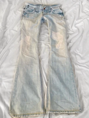 Jeans - Midjemått rakt över: 39 cm, och Innebenslängd: 81 cm! 💙