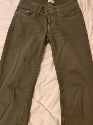 Jeans från Nelly  - Gröna jeans från Nelly i storlek 36. Endast använda ett fåtal gånger så de är mycket bra skick. 