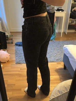 Svarta raka jeans med låg midja -   svarta jeans med rak passform och låg midja från lager 157