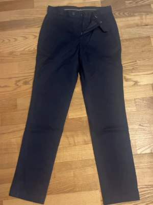 Mörkblå chinos från Bläck - Helt nya chinos från bläck. Lapparna är avklippta!
