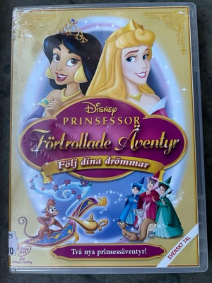 Disney prinsessor: förtrollade äventyr dvd - DVD-film med Disney Prinsessor: Förtrollade Äventyr - Följ dina drömmar. Filmen innehåller två nya prinsessäventyr med Jasmin och Aurora. Textning på svenska, danska, norska, finska och engelska. Speltid 53 minuter. Produktionsår 2007.  Finns på språk: Svenska, Danska, Norska, Finska, Engelska    OBS!! skivorna är begagnade så det kan förekomma repor/hairlines på skivorna, men då jag kollar igenom alla filmer jag säljer garanterar jag att alla funkar felfritt om inget annat står! :)  OBS!! Som m