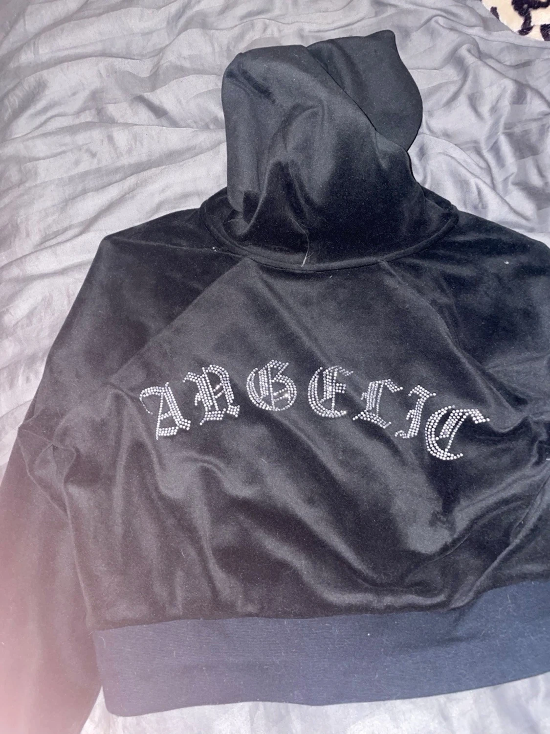 croppad Svart hoodie med strass-text - 1