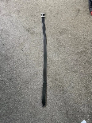 Svart skärp med H-spänne - Snyggt svart skärp med ett stilrent H-format metallspänne. Bältet är smalt och har en klassisk design som passar till många olika outfits. Perfekt accessoar för dig som gillar minimalistisk och tidlös stil.
