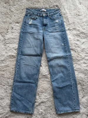 Blå raka jeans från Zara - Supersnygga raka jeans från Zara, högmidjade ⭐️använd fåtal gånger