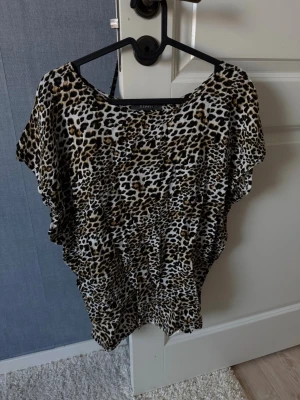 Leopard topp  - Topp i leopard mönster, strl S/M 
