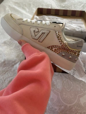 Emanuélle Vee sneakers✨ - Jätte snygga helt nya skor från Emanuélle Vee i st 40🙏🏻 säljer då de var för stora och det tillkommer extra kostnader att skicka tillbaka. Originalpris 1700 + frakt och tull på 500 men säljer för 1500💸 