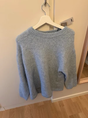 Ljusblå stickad tröja - Mysig ljusblå stickad tröja från BikBok. Tröjan är i jätte mjukt, fluffigt material. Superfin! Helt ny med prislapp på!💕Nytt pris 499 