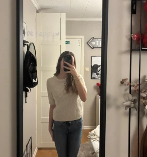 Beige stickad tröja kortärmat - Säljer en beige ribbstickad tröja med korta ärmar och rund hals. Är knappt använd så ser helt ny ut! Pris går även att diskuteras☺️