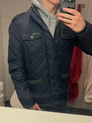 Field jacka - Säljer nu den här väldigt snygga field jackan perfekt för våren!!! 