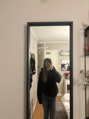 Svart hoodie - Säljer en svart hoodie från monki med huva och dragsnören. Hoodien har en klassisk känguruficka framtill och texten 'CREATIVE BABE' broderad i vitt på bröstet.  Ser helt ny ut! Pris går att diskuteras!