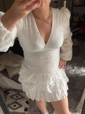 Studentklänning Meet Me There - LITEN I STORLEK! Storlek S/M mer som en S. Perfekt för Studenten! Högt pris då den är ny med lapp kvar. Kostar på hemsidan 760 kr + frakt. 