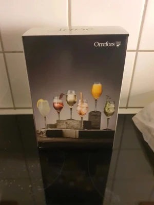 Orrefors glas Salsa 2-pack - Säljer ett 2-pack Orrefors Salsa glas i genomskinligt glas. Perfekta för drinkar, vin eller andra drycker. Glasen har elegant form med hög fot och rund kupa. Levereras i originalförpackning med snygg design.