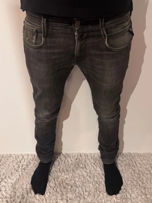 Replay jeans - | Skick: 9/10 | Färg: Grå och svart | Modell: 174cm, 64kg | Vad inkluderas: Enbart jeansen | Nypris: 1600kr |