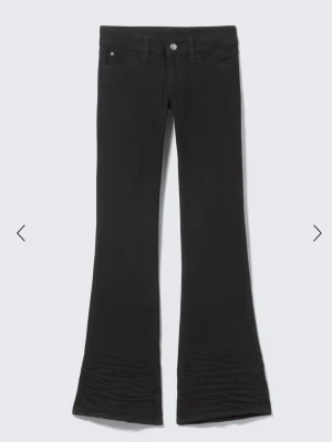 Svarta lowwaist jeans - Lågmidjade svarta bootcut jeans från weekday/cheap monday i storlek 30/32, passar en S ungefär.