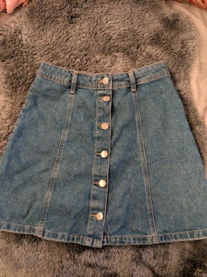 Jeans kjol - Fint skick, passar även storlek S enligt mig. 😊