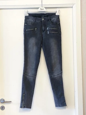 🍒Slim jeans🍒 - 🍒DRÖMMIG DENIM🍒Grå extra mjuka stretchiga jeans med dragkedjedetaljer på framsidan å vid bensluten i fint skick.  Medelhög midja å slim passform. Modell Elsa, Finns ej att köpa längre. Bara att skriva om du vill ha mått.🍒
