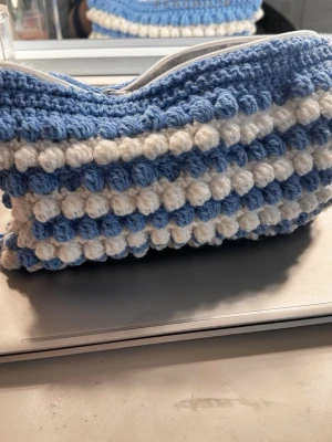 Blåvit virkad necessär med dragkedja - INTRESSEKOLL!!! Handgjord virkad necessär i blått och vitt med bubblig struktur. VILL SE OM DETTA SKULLE VARA INTRESSANT ATT KÖPA! KÖP EJ!! SKRIV TILL MIG FÖR ATT BESTÄLLA!!!🙏 Ni kommer få välja färg då. KOM GÄRNA MED PRISFÖRSLAG