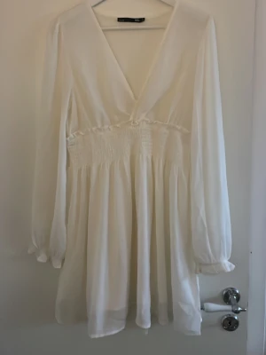 Vit klänning  - Jätte fin vit klänning från lager! Använd 1 gång för ett par år sen! Storlek s men passar m och xs också