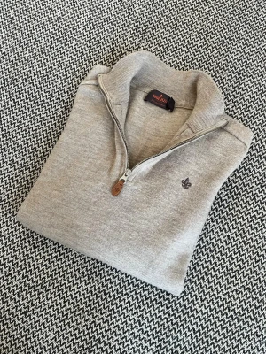 Grå Morris half zip tröja i merinoull, storlek XS - Grå Morris half-zip tröja i 100% merinoull Storlek M men krympt till ungefär XS-S (se mått noga) Knappt använd                                                   Axelbredd: 39 cm Längd: 58 cm
