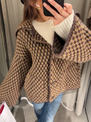 Brunmönstrad kofta med knappar - Intressekoll på denna super snygga och trendiga jacka, funderar på att sälja då den ej kommit till användning än💕