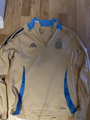 Beige Argentina träningströja Adidas - Behöver pengar knappast använd st 164