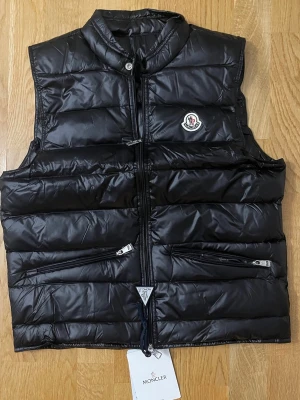 Moncler väst - Vi kör ett special erbjudande, först till kvarn får den för detta REA pris, storlek 1, helt ny med lappar, svart, 1-3 dagars leveranstid