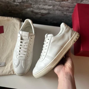 Nya Valentino Flycrew  - Nytt skick, endast testade och alla nitar är kvar. Nypris ca 8000kr. Storlek 44.  Dustbag medföljer. Självklart äkta - kolla bara recensionerna! Skriv för mer information🤝