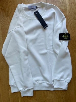 Stone Island tröja - Stone Island tröja vit  Helt ny med lappar storlek Medium En av de bättre batcherna på marknaden