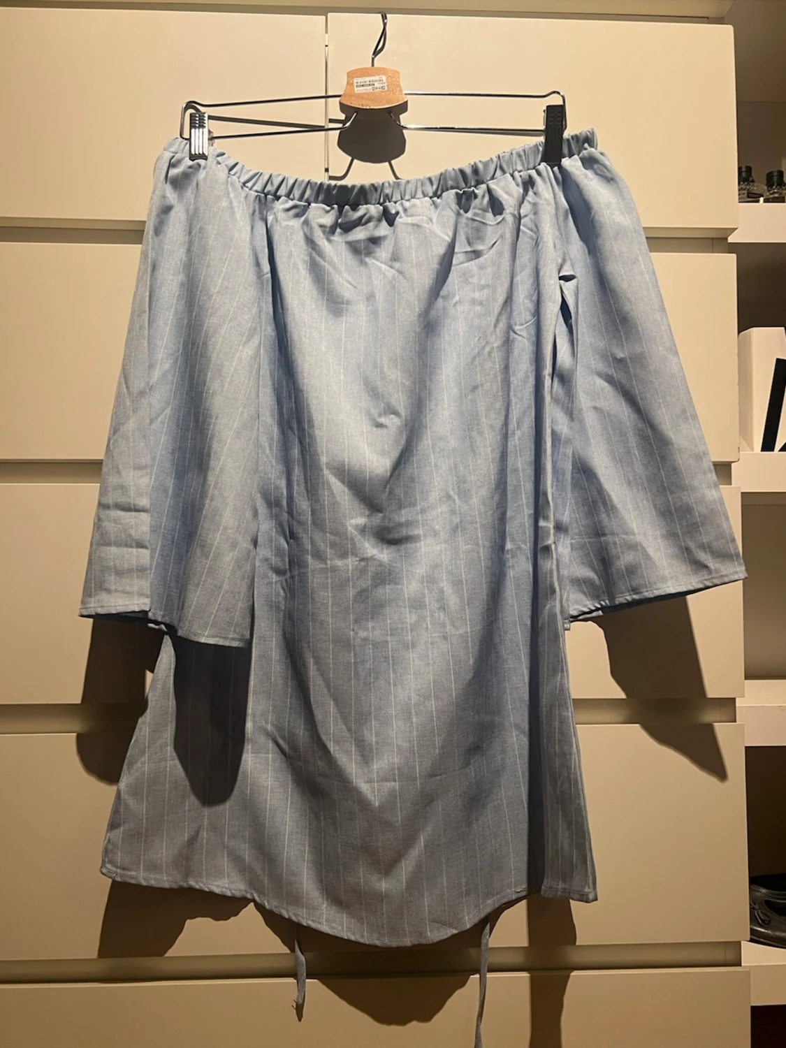 Ljusblå offshoulder klänning med snörning