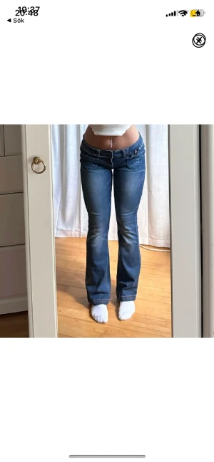 Lågmidjade jeans! - Jättefina mörkblåa lågmidjade jeans. De är väldigt sköna, med en del stretch. Från märket ONLY. Lånade bilder! Endast testade av mig. Säljes då de inte passade mig tyvärr! Väldigt fint skick. Storlek 31/32 med måtten: Midja- 82cm  Innerbenslängd- 81cm. Detta är annonsen från när jag köpte dem, finns bilder från mig så bara att skriva om man vill ha fler. Säljer då dem inte passade mig heller, men dem är använda en gång och är i väldigt bra skick🩷 