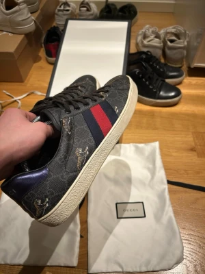 Gucci Ace skor  - Säljer dessa otroligt feta Gucci ace skor med unik tiger desig! Nypris ca 7000kr skick 9/10  dustbag tillkommer! Uk size 8,5 