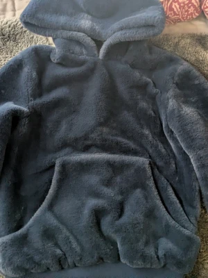 Fluffig hoodie  - Väldigt varm och skön hoodie, fint tyg på insidan och är nästan aldrig använd.😊