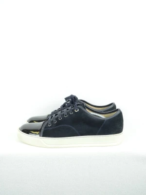 Lanvin captoe sneakers  - LANVIN CAPTOE SNEAKERS Storlek : UK9 Passform : Passar ca 44 Användning : Skorna är i nyskick utan några defekter Nypris : Cirka 4500SEK Modellen på bilden : 182CM och väger 78KG