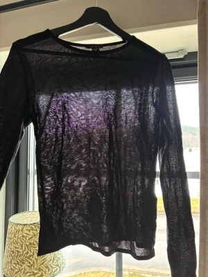 Intimissmi liknade topp - Hej! Jag säljer en topp som är svart o genomskinlig, liknar den populära intimissmi toppen.