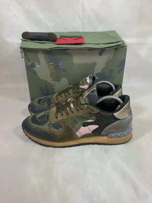 Valentino Rockrunners Camo storlek 41 - Valentino Garavani Rockrunners. Ingår Skobox extra snören och dustbag. Storlek 41. Hyfsat skick. Nypris 6000-7500kr mitt pris 1499kr! Vid mer frågor eller bilder är det bara att skriva!