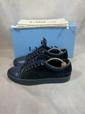 Lanvins storlek 43  - Lanvin cap toe storlek 43. Färg svarta/Navy snygga! Vid mer frågor eller bilder är det bara att skriva!