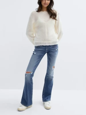 Low rise flare jeans - Säljer dessa supersnygga lågmidjade jeans med slitningar på knäna från Gina Tricot! Använd ett fåtal gånger och säljer för att de är för stora för mig. Jättebra skick och inga defekter. Storlek S 