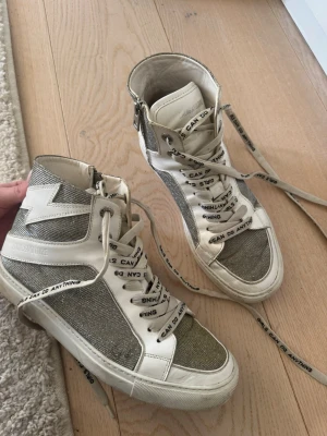 Zadig Voltaire skor - Säljer dessa glittriga Zadig skor som är helt slutsålda och väldigt populära. Köpta för flera år sen i New York och kommit till användning men gör tyvärr nt de längre och därför säljer jag dom. Använda men i fint skick❤️Nypris cirka 4000kr