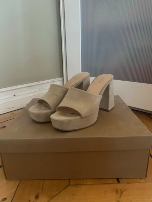 Beige mocka sommarklackar  - Supersöta beiga mocka klackar från &otherstories 💛 Jättebra till sommaren eller våren ☀️  Storlek 39 🌼 