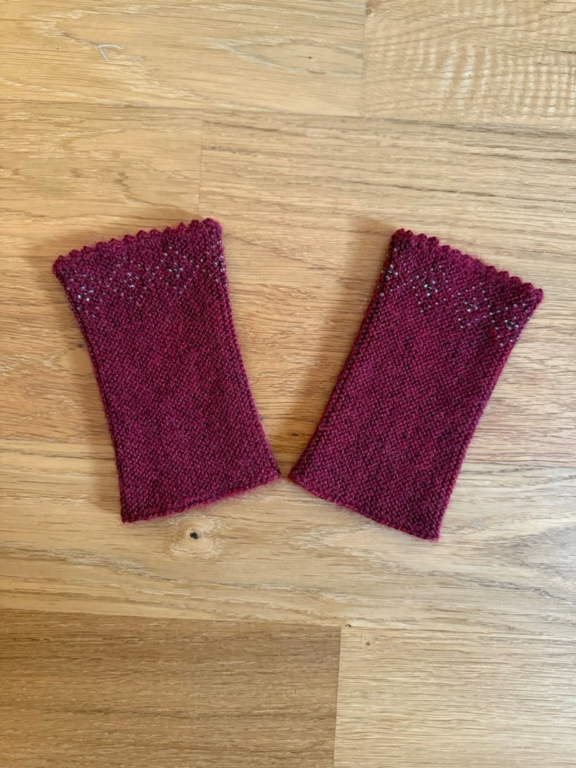 Handstickade ull handledsvärmare - 1